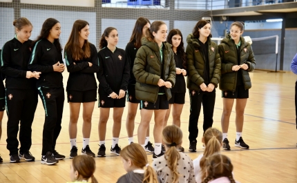 Seleção Feminina sub-16 visita escola em Vila Real de Santo António