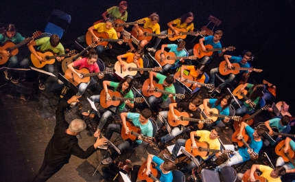 CONCERTO DA ORQUESTRA JUVENIL DE GUITARRAS DO ALGARVE NA IGREJA PAROQUIAL DE BENSAFRIM 