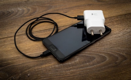 Carregador universal para telemóveis, tablets e câmaras vai ser adotado em 2024 na UE