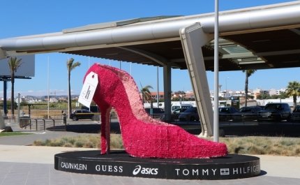 Stiletto gigante com assinatura Designer Outlet Algarve recebe turistas no Aeroporto de Faro