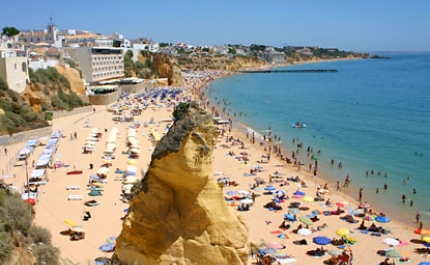Albufeira inicia época balnear apesar da falta recorrente de nadadores-salvadores