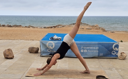 QUARTEIRA | Yoga ao amanhecer com Caty Palibroda encanta moradores e veraneantes no Largo da Gaivota