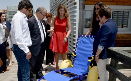 SECRETÁRIA DE ESTADO DA INCLUSÃO HASTEIA BANDEIRA DE PRAIA ACESSÍVEL EM VILAMOURA