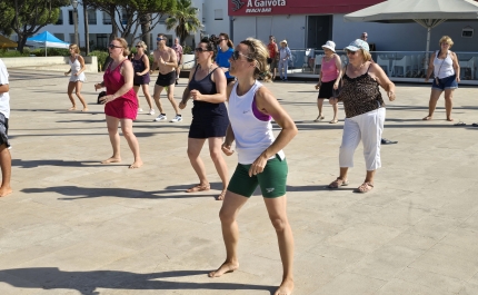 QUARTEIRA | Mais uma aula aberta de Fitness com Fidel Gonga dinamiza o Largo da Gaivota