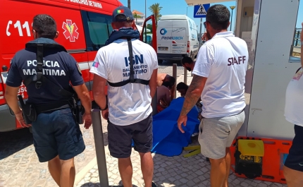 Homem salvo na praia da Ilha de Cabanas de Tavira
