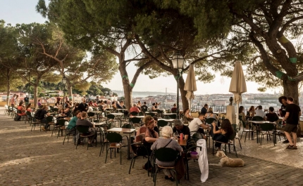 Covid-19: Convívios e turistas em fins de semana alargados aumentam casos no Algarve