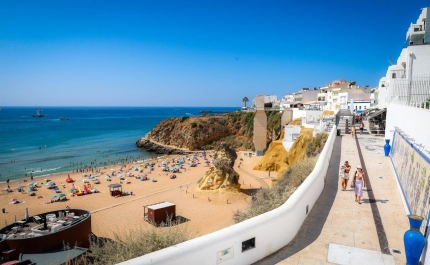 PAINEL DE AZULEJOS NO JARDIM FRUTUOSO DA SILVA CONTA A HISTÓRIA DE ALBUFEIRA AO LONGO DOS SÉCULOS