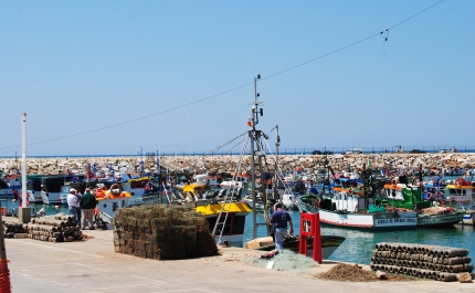 Embarcação de pesca encalhada em Quarteira, sem feridos