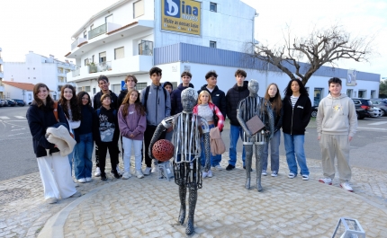 JOVENS SÃO-BRASENSES ERGUEM MONUMENTO AO SABER