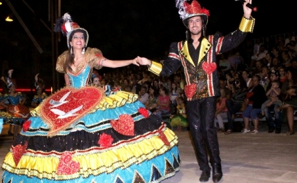 MARCHAS POPULARES DESFILAM EM LOULÉ