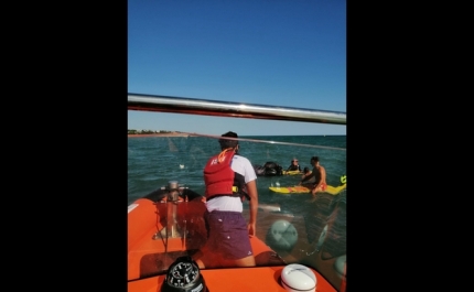 Estação Salva-vidas de Quarteira assiste praticante de kitesurf em frente à praia do Almargem