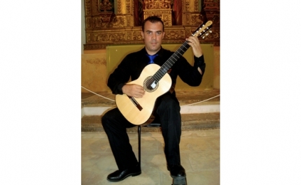 Josué Nunes à guitarra no “Música nas Igrejas”