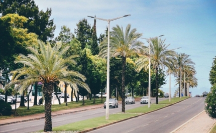 NOVAS COLUNAS DE ILUMINAÇÃO VÃO TORNAR A AV.ª DOS DESCOBRIMENTOS MAIS MODERNA E SEGURA 