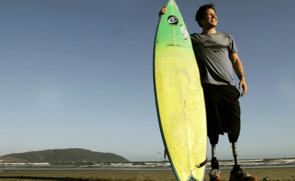 Surfista biamputado e campeão mundial de triatlo vem a Lagos 