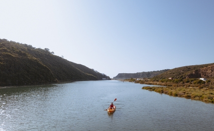 TURISMO DO ALGARVE PROMOVE NATUREZA E GASTRONOMIA NA INTUR 2025