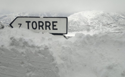 Acesso ao maciço central da Serra da Estrela encerrado devido à queda de neve
