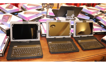 OURIQUE ENTREGA 73 TABLETS E 43 ROUTERS AOS ALUNOS