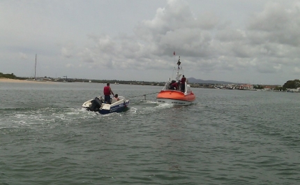 Estação Salva-vidas de Tavira apoia e reboca embarcação de recreio à deriva