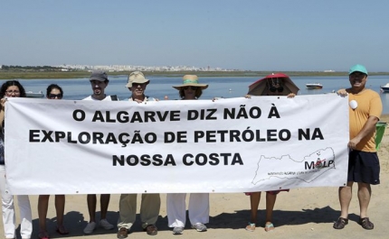 Uma dezena protesta no Algarve contra exploração de petróleo na costa