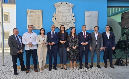 Quarteira celebrou 52 anos do 25 de Abril com pombos, cravos e memórias vivas da Revolução 