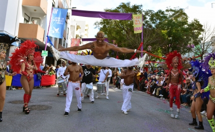 MAIS DE 50 MIL FOLIÕES BRINCARAM AO CARNAVAL DE LOULÉ, ESTE ANO EM 《APENAS》2 DIAS