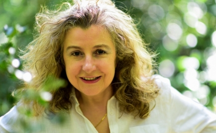 PROFESSORA HELENA RODRIGUES FALA SOBRE A APOSTA DE LOULÉ NA ARTE PARA A INFÂNCIA EM CONFERÊNCIA