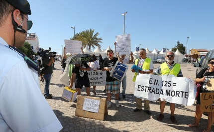 Seis pessoas em protesto contra o Governo na casa de férias de Passos Coelho 