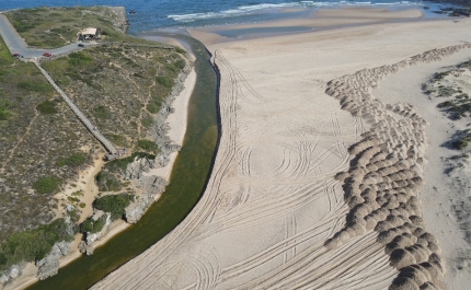 DESOBSTRUÇÃO DA FOZ DO RIO NA PRAIA DE AMOREIRA