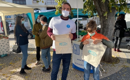 Faro começa dezembro em tons de azul com uma campanha para retirar o plástico dos oceanos