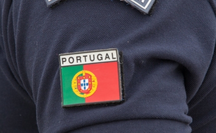 Homem sofre acidente junto à falésia da praia da Marinha em Lagoa
