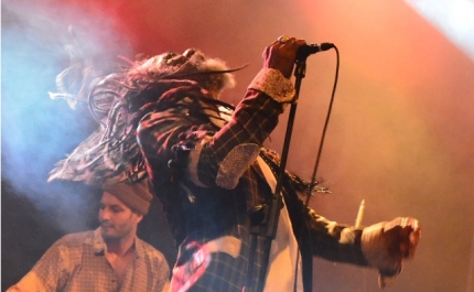 FOGO LATINO DOS COLOMBIANOS BOMBA ESTÉREO INCENDIOU SEGUNDO DIA DO FESTIVAL MED