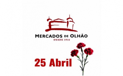 Mercados de Olhão celebram 25 de Abril com distribuição de cravos e cantares de Abril 2025