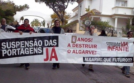 Utentes da A22 pedem fim de portagens e dizem adeus a Cavaco Silva