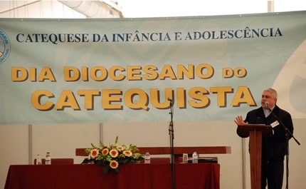 Padre Carlos de Aquino alertou catequistas para «divórcio» entre catequese e liturgia