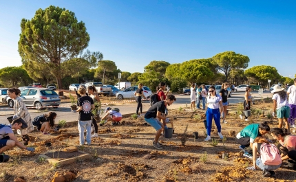 Novos estudantes da UAlg lançaram «mãos à terra» e plantaram espécies nativas no Campus de Gambelas