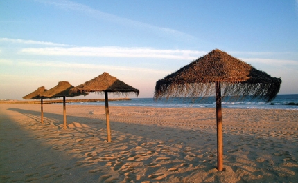 LITORAL DO CONCELHO DE LOULÉ DISTINGUIDO COM BANDEIRAS AZUIS