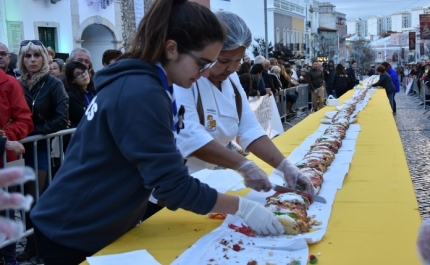 BOLO-REI GIGANTE COM 100 METROS ENCERRA DIA DE REIS EM LOULÉ