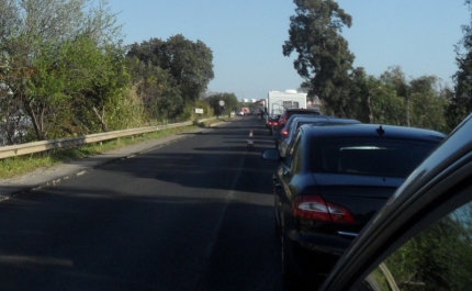 Dezenas de automóveis percorrem EN124 pela requalificação da estrada algarvia