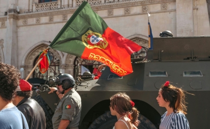 Como explicar o 25 de abril às crianças: liberdade, cravos e memórias