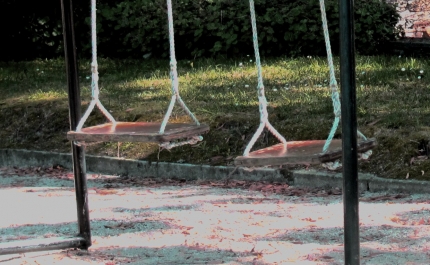 Gémeos de três anos encontrados a brincar na rua de madrugada