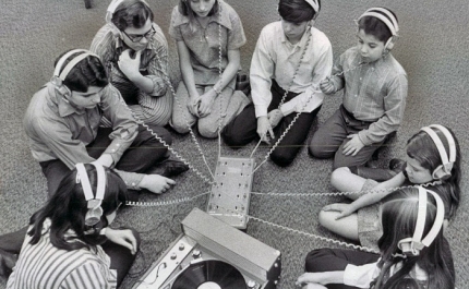 Crianças aprendem a manusear vinil na Tertúlia Algarvia