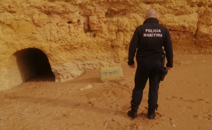 Polícia Marítima apreende mais nove fardos de droga em Albufeira e Lagoa