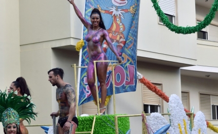 CARNAVAL DE LOULÉ 2018 ARRANCA COM AVENIDA REPLETA DE VISITANTES E BOA DISPOSIÇÃO
