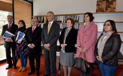Cavaco Silva doa mais de cinco mil livros à biblioteca de Loulé