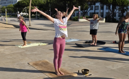 QUARTEIRA | Mais uma aula aberta de Yoga com Caty Palibroda embala moradores e veraneantes para um dia relaxante