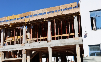 Custos elevados e redução do investimento pressionam construção