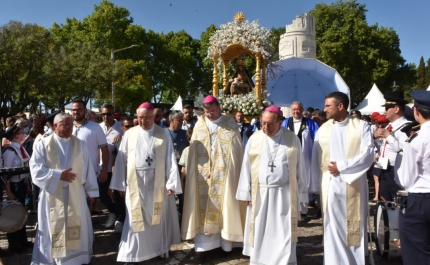 D. Américo Aguiar ofereceu anel da ordenação episcopal à Mãe Soberana e confiou-lhe a organização da JMJ 2023