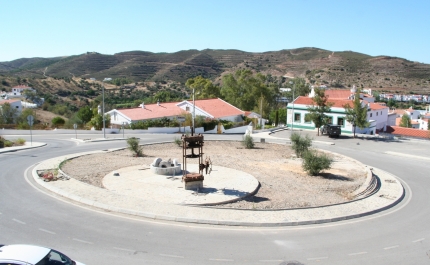O Município de Alcoutim e a DRAPALg assinam protocolo para acordo de utilização de edifício do Núcleo de Alcoutim  