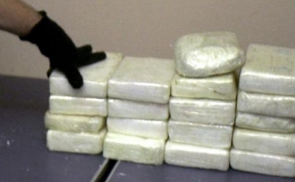 POLÍCIA JUDICIÁRIA DETÉM DOIS HOMENS E APREENDE CERCA DE 600 KG DE COCAÍNA EM VELEIRO