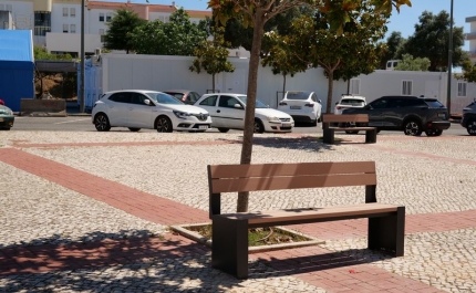 União de Freguesias procedeu à substituição de bancos do largo do Auditório Carlos do Carmo em Lagoa